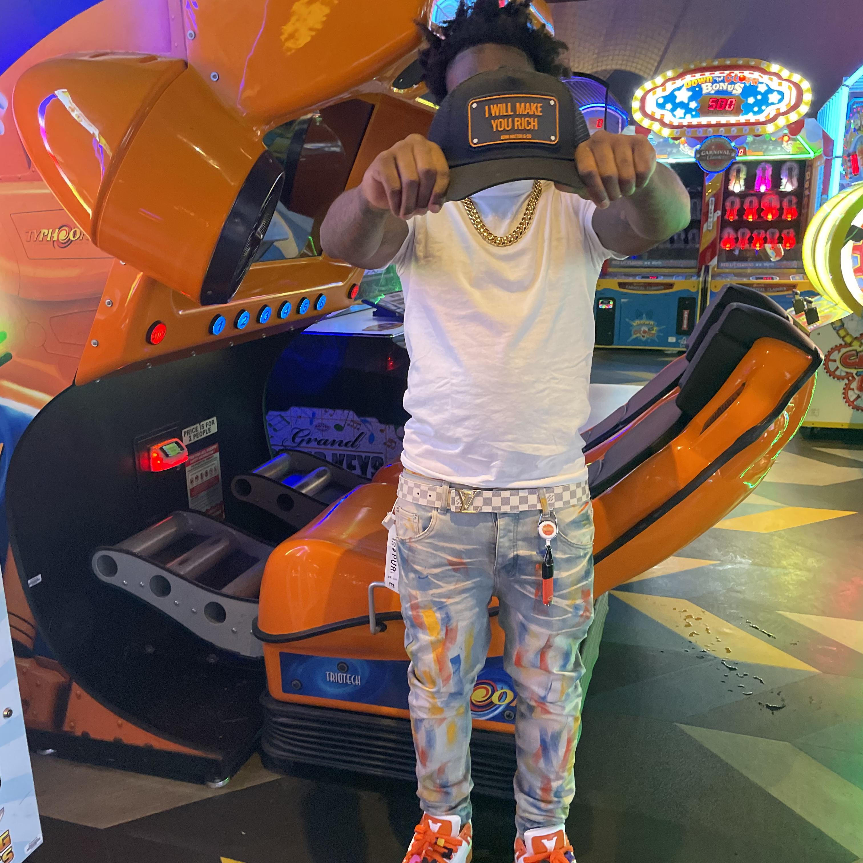 1 MINUTE LATE artwork