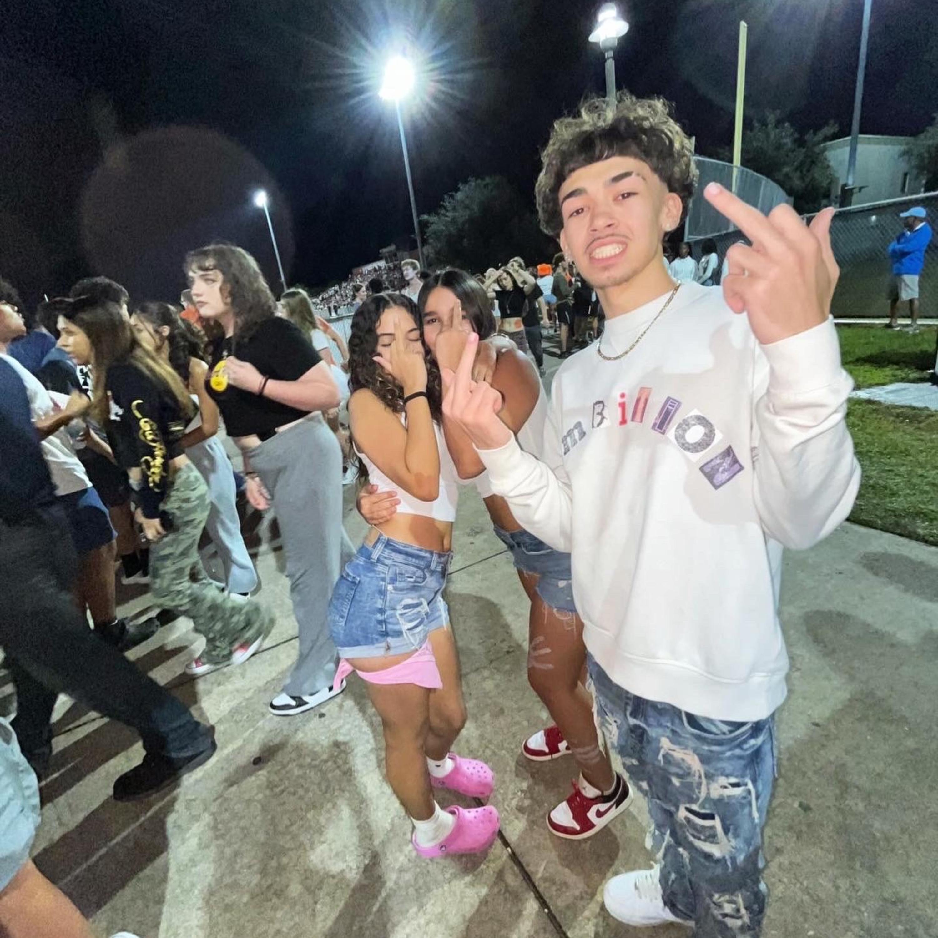 2 Bad bitches artwork