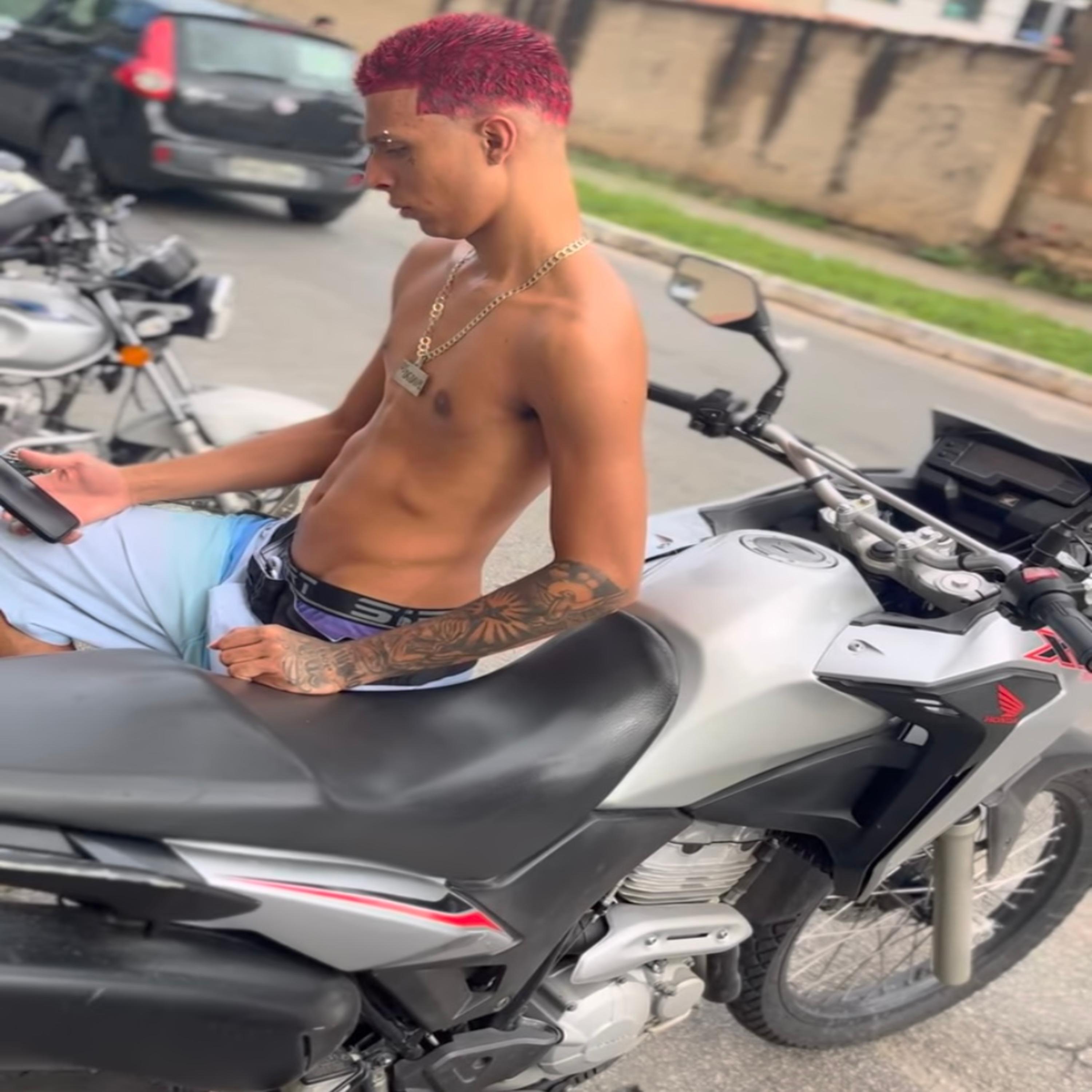 TEM Q TER LOLO KKKK artwork