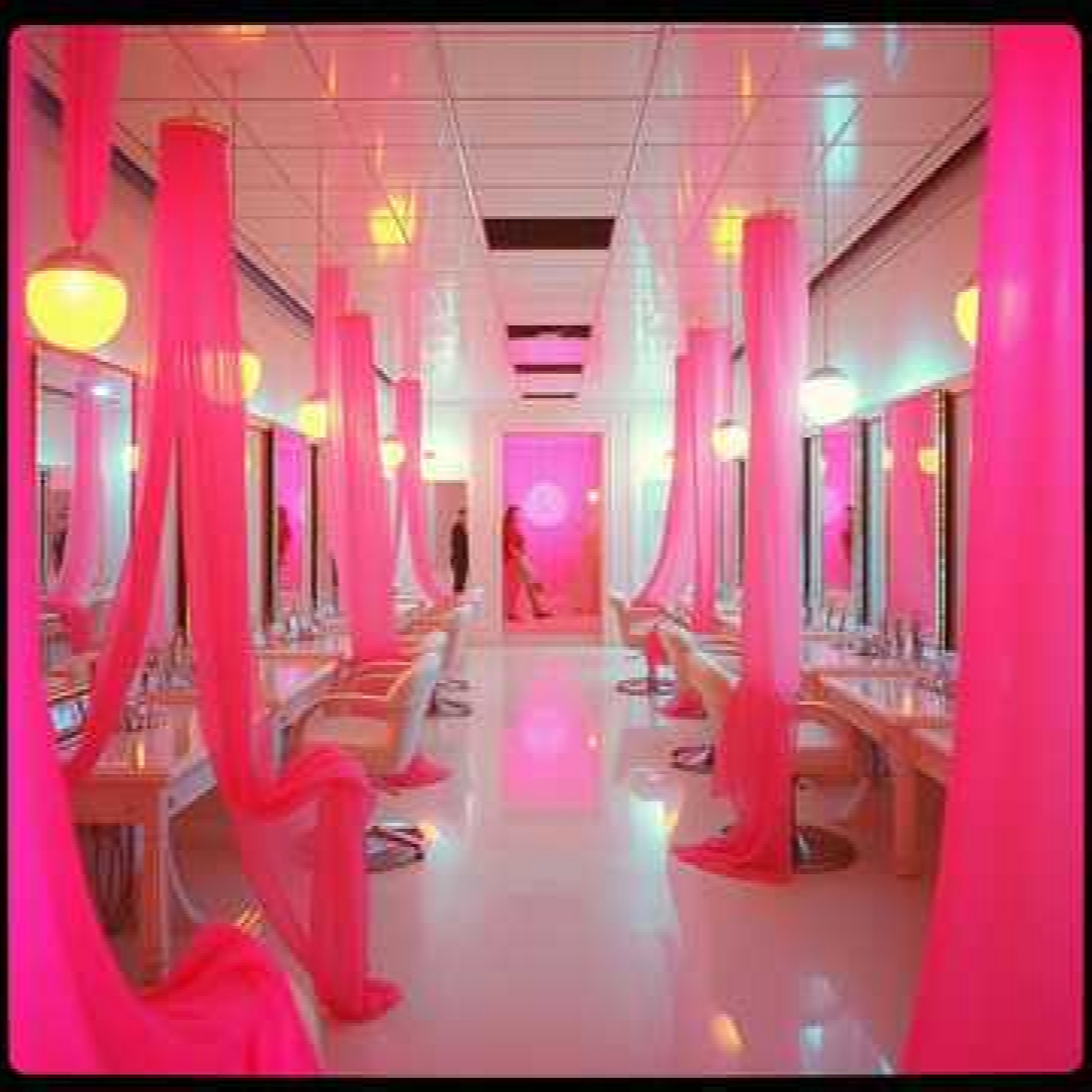 Hollywood Salon Vivir En Mi artwork