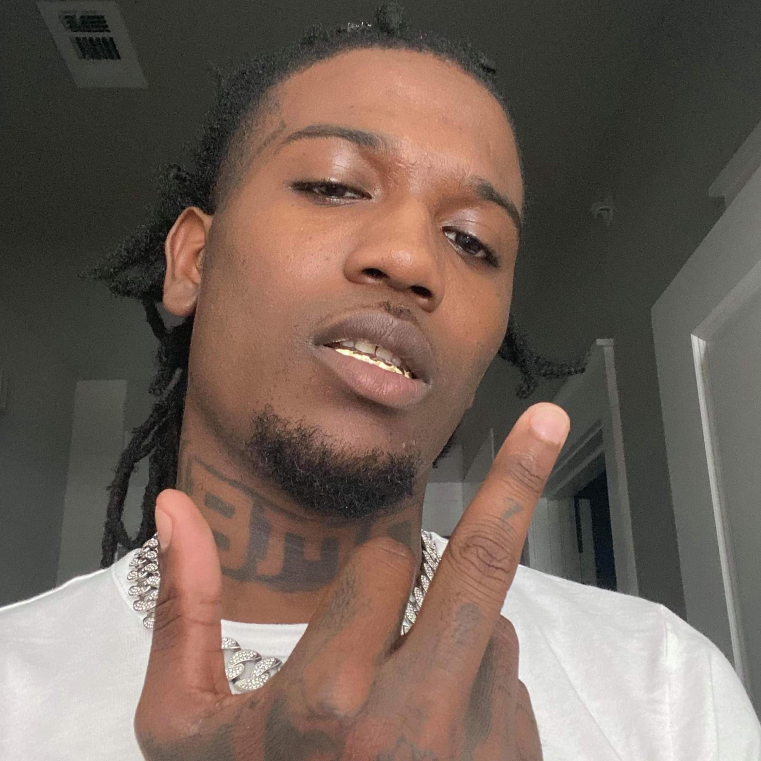 She Love’s Me Not artwork